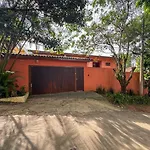 Casa confortável e bem localizada na Granja Viana