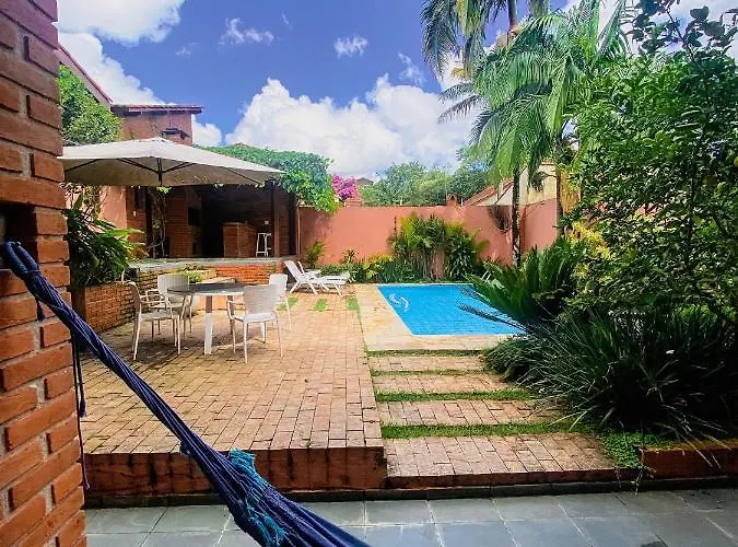Casa confortável e bem localizada na Granja Viana